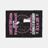 Couverture Polaire Nurse | Never underestimate The Power (Devant (Horizontal))