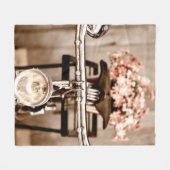 Couverture Polaire Old bicycle and flowers blur in background process (Devant (Horizontal))