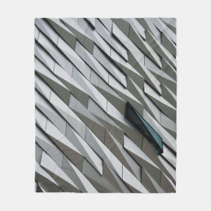 Couverture Polaire onduler des formes abstraites sur une façade de bâ