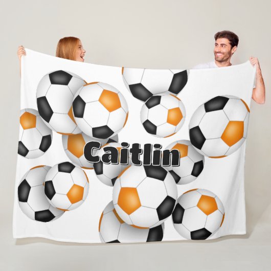 Couverture Polaire orange noir boules de football filles garçons (En situation)