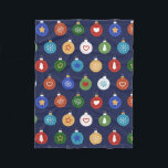 Couverture Polaire Ornements de Noël - Motif de vacances bleu<br><div class="desc">Couverture de Noël bleu foncé avec un motif d'ornements de Noël en rouge,  jaune,  bleu clair et vert avec des flocons de neige,  des coeurs,  des étoiles et des arbres.</div>