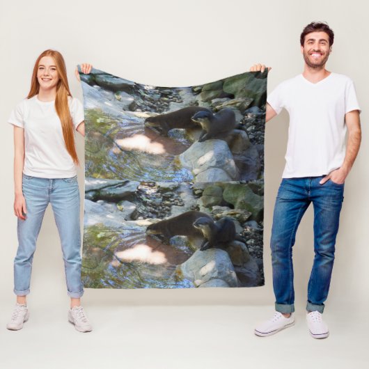 Couverture Polaire Otters Drinking, Medium Fleece Blanket (En situation)