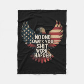 Couverture Polaire Owes You Work Harder Distressed American Flag (Devant)