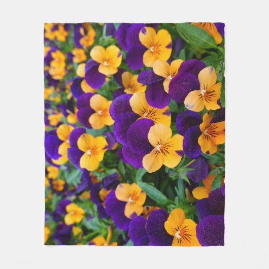 Couverture Polaire Pansy Bloom : Garden Beauty Gros plan. (Devant)
