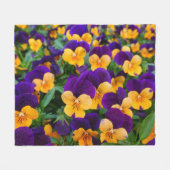 Couverture Polaire Pansy Bloom : Garden Beauty Gros plan. (Devant (Horizontal))