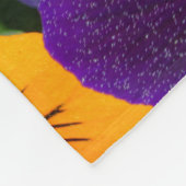 Couverture Polaire Pansy Bloom : Garden Beauty Gros plan. (Coin)