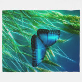 Couverture Polaire Papillon bleu Morpho sur herbe verte (Devant (Horizontal))