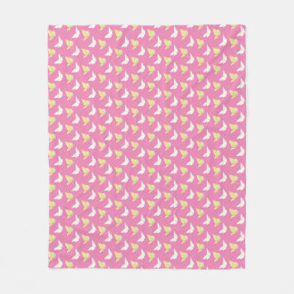 Couverture Polaire Papillons blancs et jaunes clairs volant rose