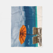 Couverture Polaire Parapluie de Sun sur la plage sablonneuse (Devant)