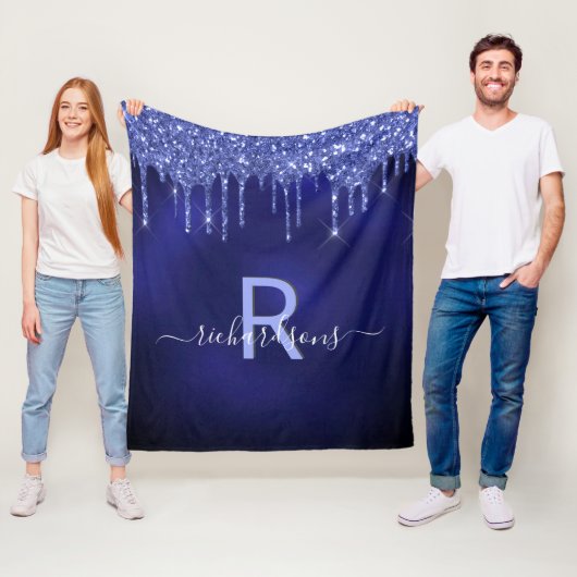 Couverture Polaire Parties scintillant bleu marine goutte monogramme  (En situation)