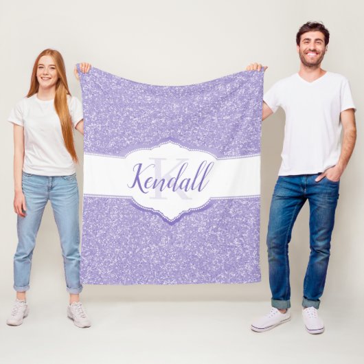 Couverture Polaire Parties scintillant violette Monogramme Lancer la  (En situation)
