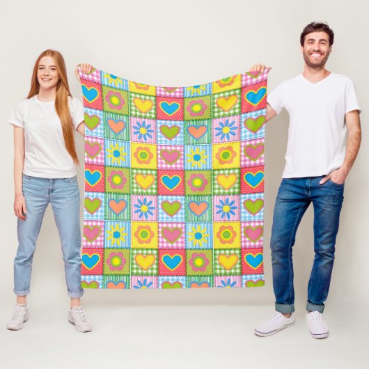 Couverture Polaire Patchwork of Love Blossom and Hearts (En situation)