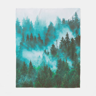 Couverture Polaire Paysage de montagne bruyant avec forêt de sapins e