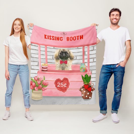 Couverture Polaire pekingese Chien Valentine's Day Kissing Booth (En situation)