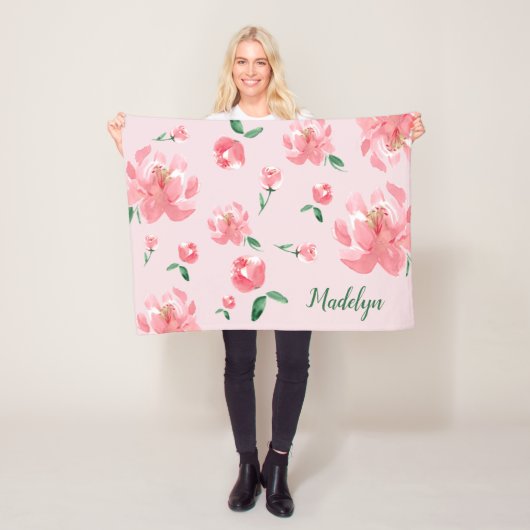 Couverture Polaire Peonies d'aquarelle rose Vert Script Nom personnal (En situation)