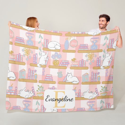 Couverture Polaire Personalized Bookish Cat Gift Pink Pastel Name (En situation)