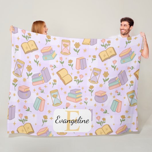 Couverture Polaire Personalized Bookish Magic Purple Pastel Girly (En situation)