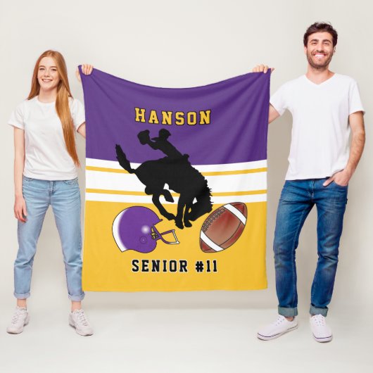 Couverture Polaire 🏈 personnalisé violet, blanc et or avec logo pola (En situation)
