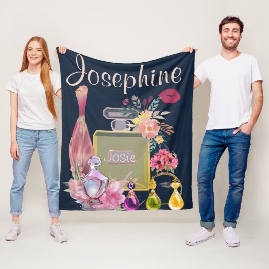 Couverture Polaire Personnaliser Nom Bouteilles de parfum rose Floral (En situation)