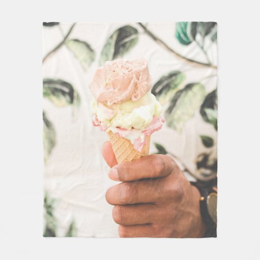 Couverture Polaire Personne tenant un cône de crème glacée avec trois (Devant)