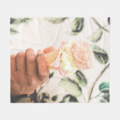 Couverture Polaire Personne tenant un cône de crème glacée avec trois (Devant (Horizontal))