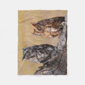 Couverture Polaire Petit-duc maculé perché dans un arbre (Devant)