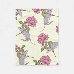 Couverture Polaire Petite souris grise portant le grand rose de rose