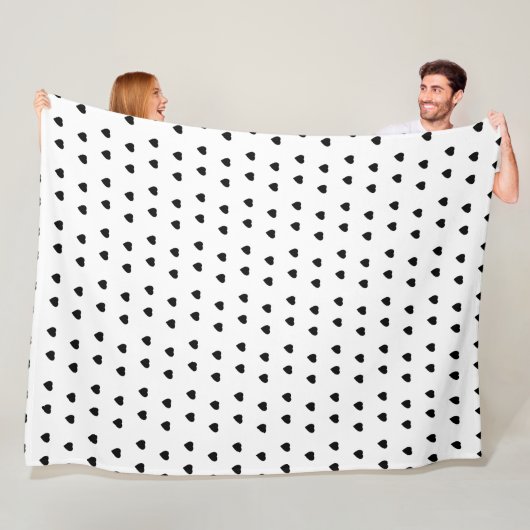 Couverture Polaire Petits Coeurs noir & blanc ou toute couleur person (En situation)