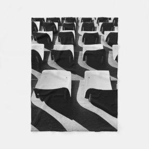 Couverture Polaire Photographie en niveaux de gris de chaises sans pe