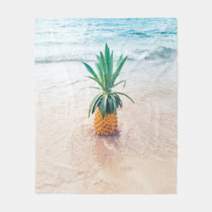 Couverture Polaire Pineapple fruit on beach shore in the morning