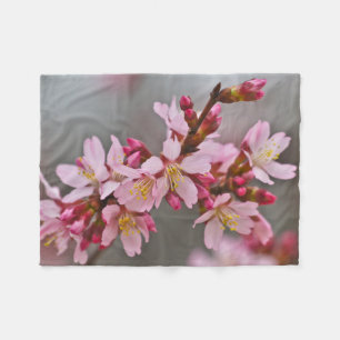 Couverture Polaire Pink Against A Gray Sky Japanese Cherry Blossoms