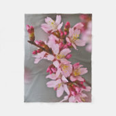 Couverture Polaire Pink Against A Gray Sky Japanese Cherry Blossoms (Devant)