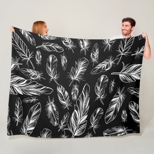 Couverture Polaire Plumes noires et blanches (En situation)