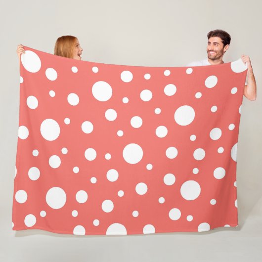 Couverture Polaire Point Polka de corail (En situation)