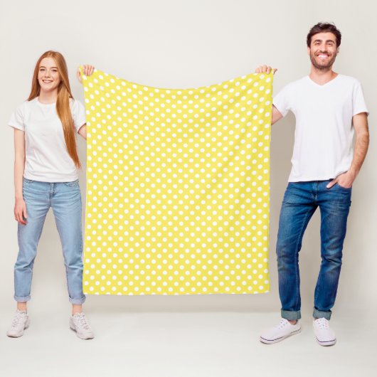 Couverture Polaire Points blancs sur fond jaune maïs (En situation)