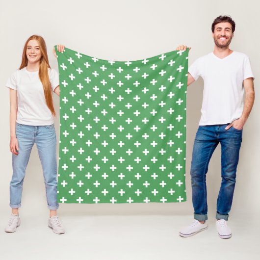 Couverture Polaire Polka blanche croise sur vert (En situation)
