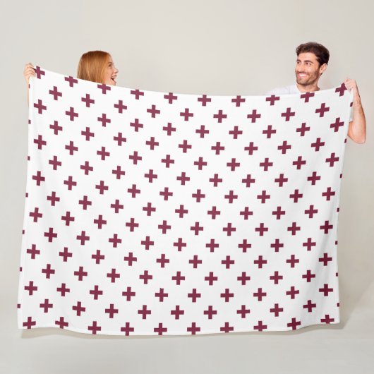 Couverture Polaire Polka de mûre croise sur blanc (En situation)