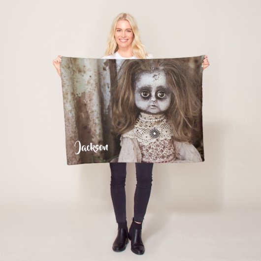 Couverture Polaire Poupée d'horreur déplaisante dans les tons Sepia (En situation)