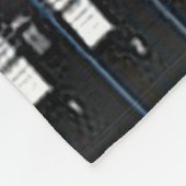 COUVERTURE POLAIRE POUR L'HOMME SOLIDE QUI A TOUT (Coin)