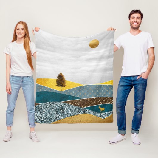 Couverture Polaire Pré doré avec arbre et cerf (En situation)