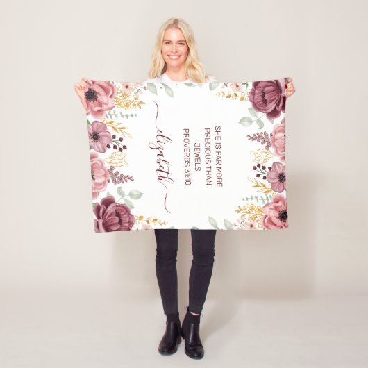 Couverture Polaire Proverbes 31 Élégante fleur rose pastel (En situation)