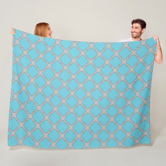 Couverture Polaire Quatrefoil bleu et gris (En situation)