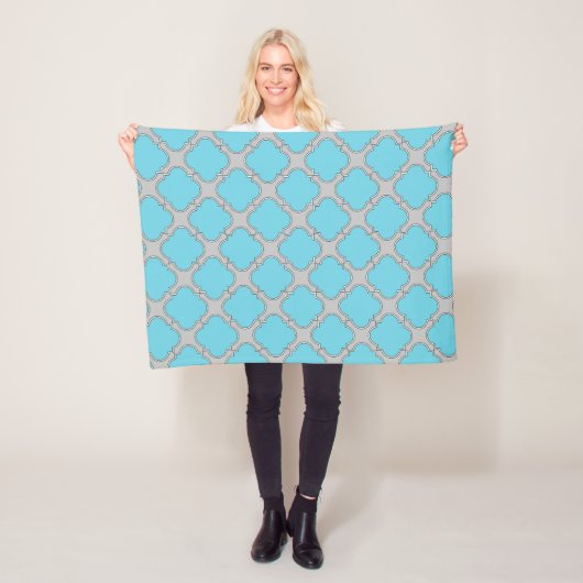 Couverture Polaire Quatrefoil bleu et gris (En situation)
