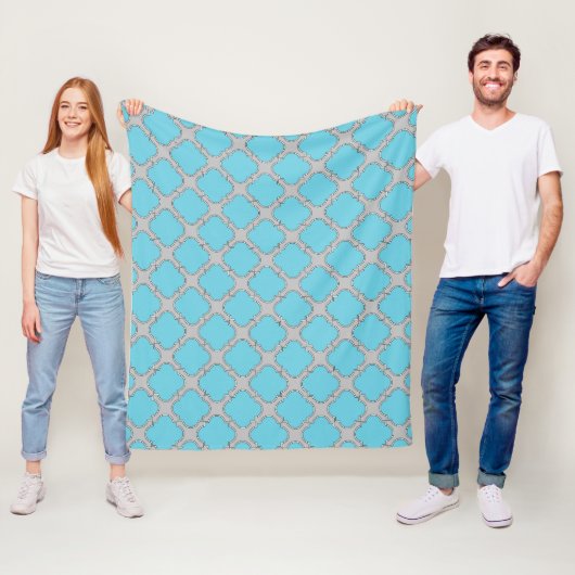 Couverture Polaire Quatrefoil bleu et gris (En situation)