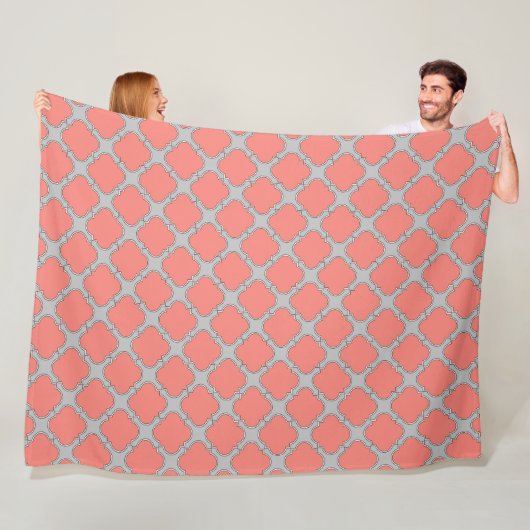 Couverture Polaire Quatrefoil corail et gris (En situation)