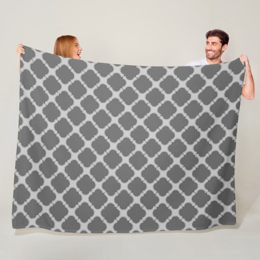 Couverture Polaire Quatrefoil dans les tons gris (En situation)
