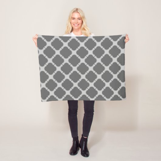 Couverture Polaire Quatrefoil dans les tons gris (En situation)