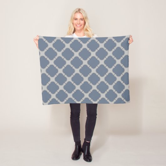Couverture Polaire Quatrefoil gris bleu (En situation)