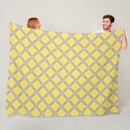 Couverture Polaire Quatrefoil jaune et gris (En situation)