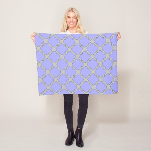 Couverture Polaire Quatrefoil periwinkle et gris (En situation)